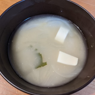 豆腐とワカメと玉ねぎの麦味噌のお味噌汁